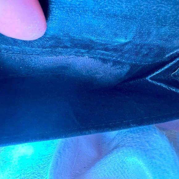 Gucci Bifold Wallet Authentic Gucci Black GG Embossed Leather Bifold Wallet EUC - Picture 8 of 12